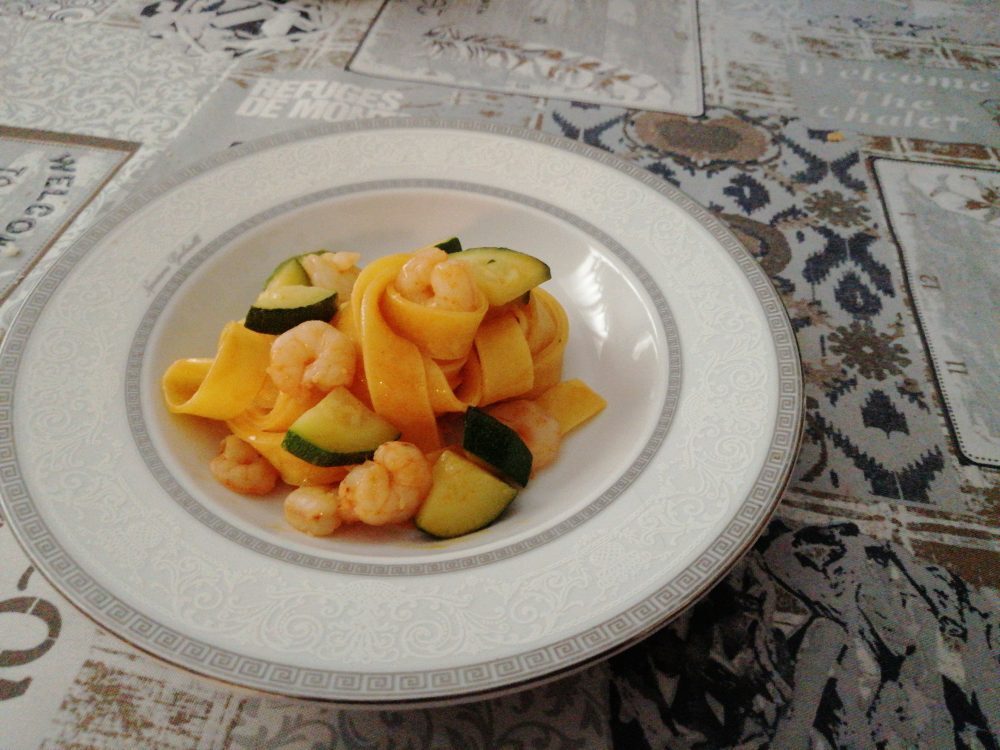 Tagliatelle gamberi e zucchine in rosso