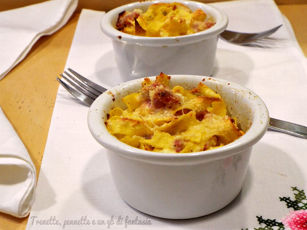Tagliatelle gratinate con salsiccia, profumate al limone