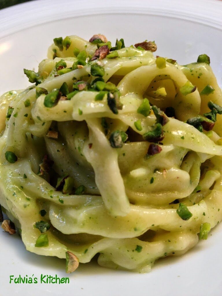 Tagliatelle homemade al pesto di zucchine, gorgonzola e granella di pistacchi