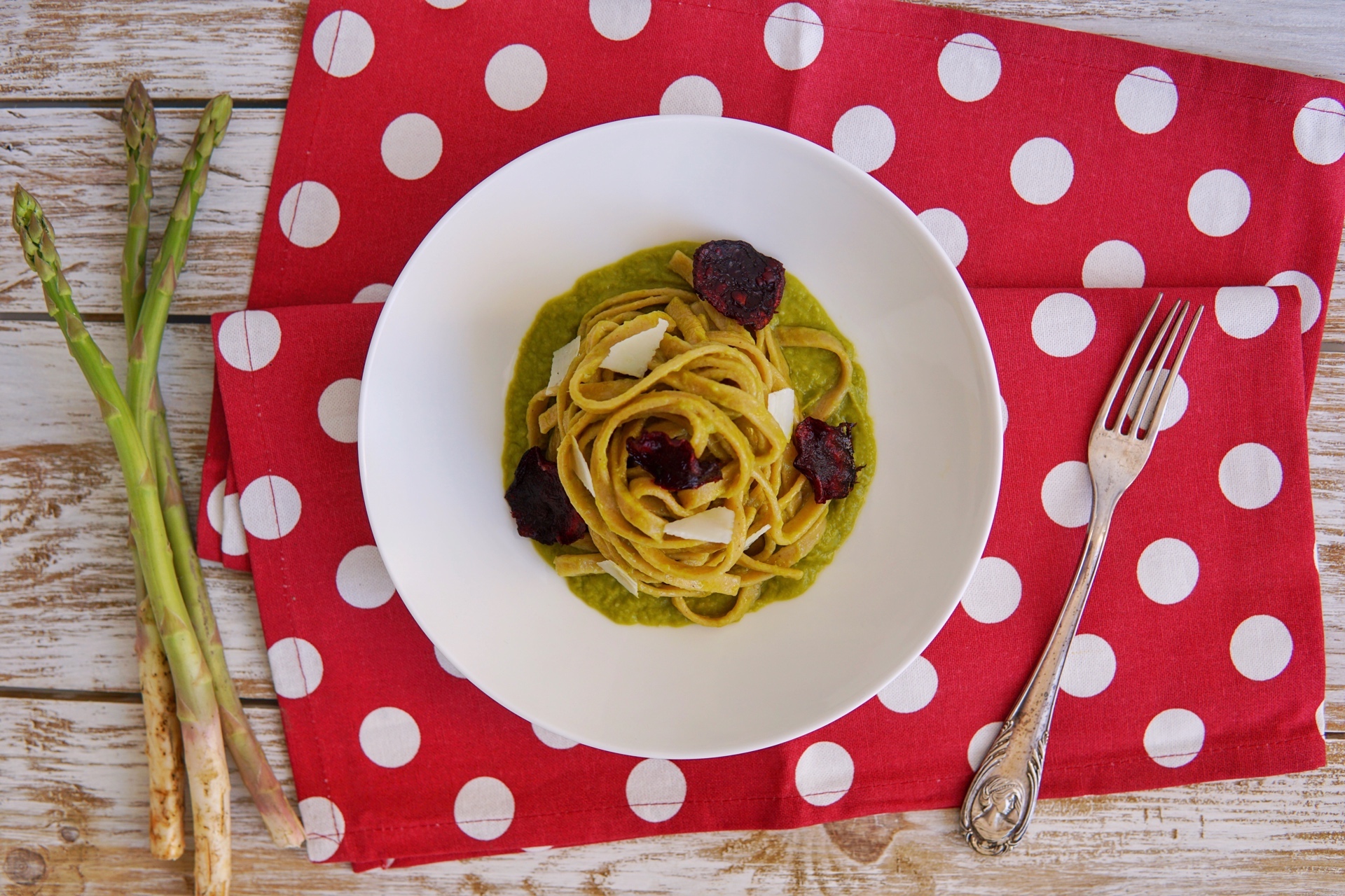 Tagliatelle integrali con crema di asparagi e chips di barbabietola