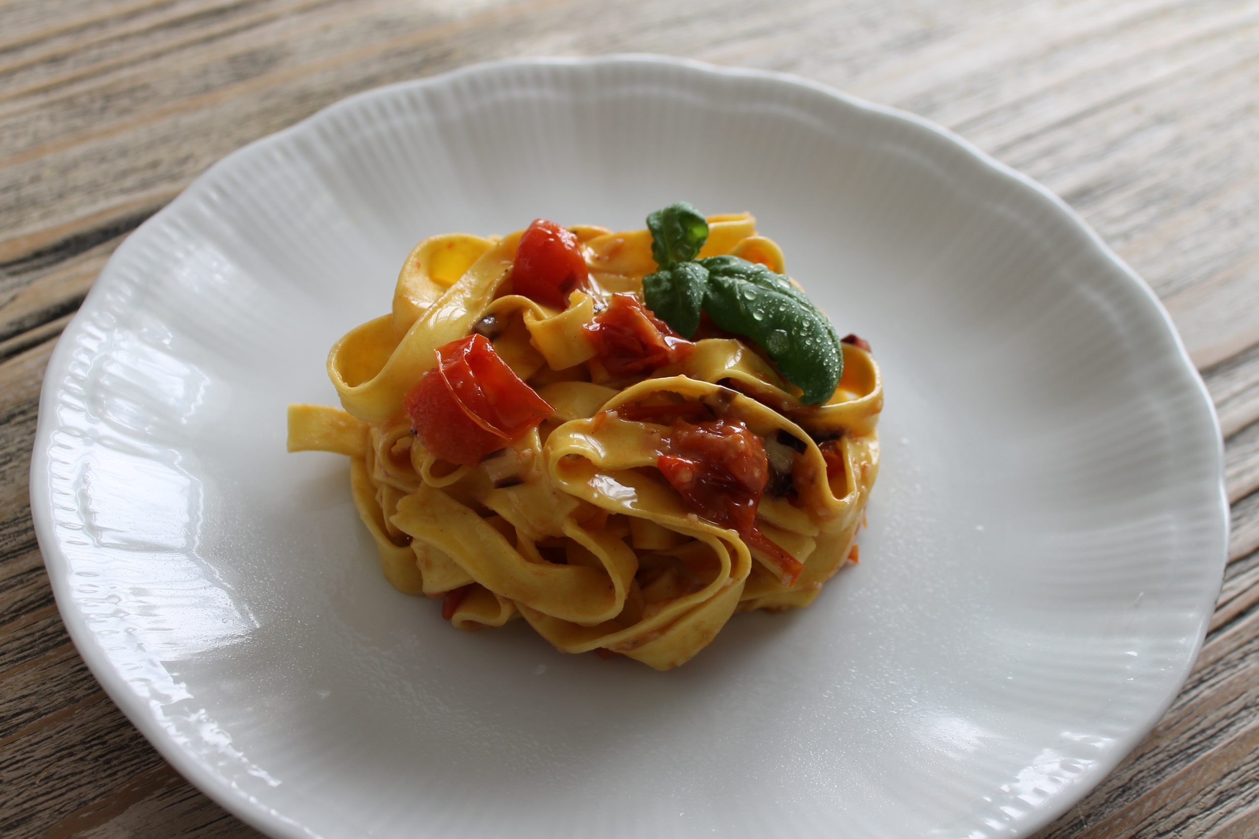 Tagliatelle melanzane e pomodorini datterini