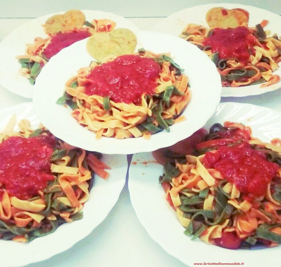 Tagliatelle multicolori al sugo fresco