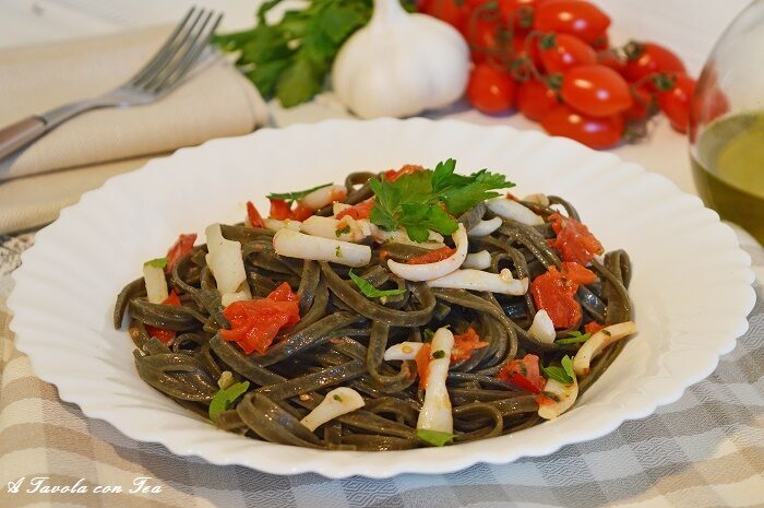 Tagliatelle nere con seppie e pomodorini