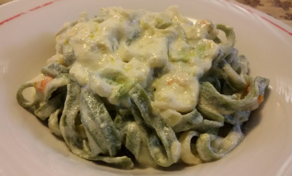 Tagliatelle paglia e fieno alla ricotta e fiori di zucca
