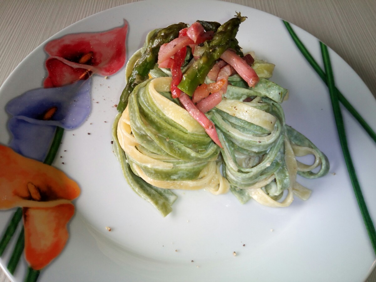 Tagliatelle paglia e fieno con asparagi e speck croccante