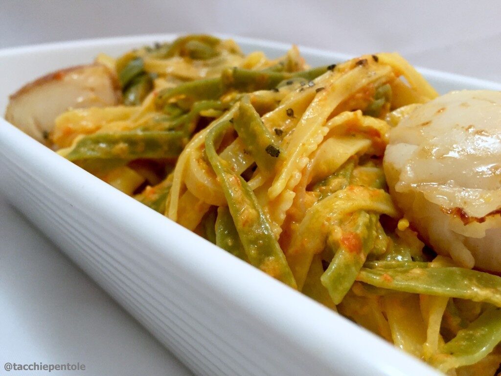 Tagliatelle paglia e fieno con capesante e crema di peperoni
