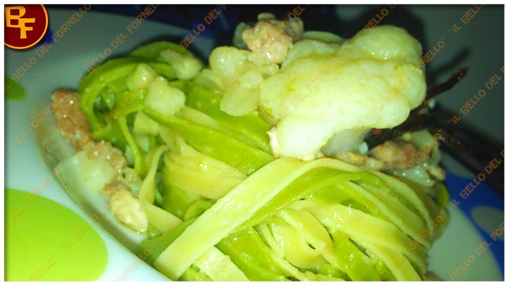 Tagliatelle paglia e fieno con cavolfiore e salsiccia