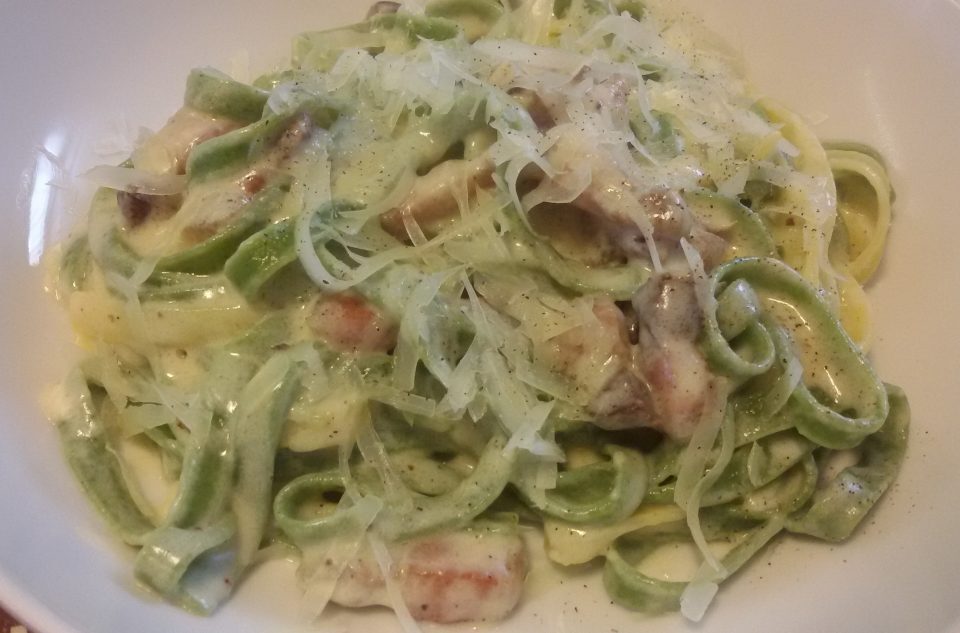 Tagliatelle paglia e fieno con guanciale e crema di provolone