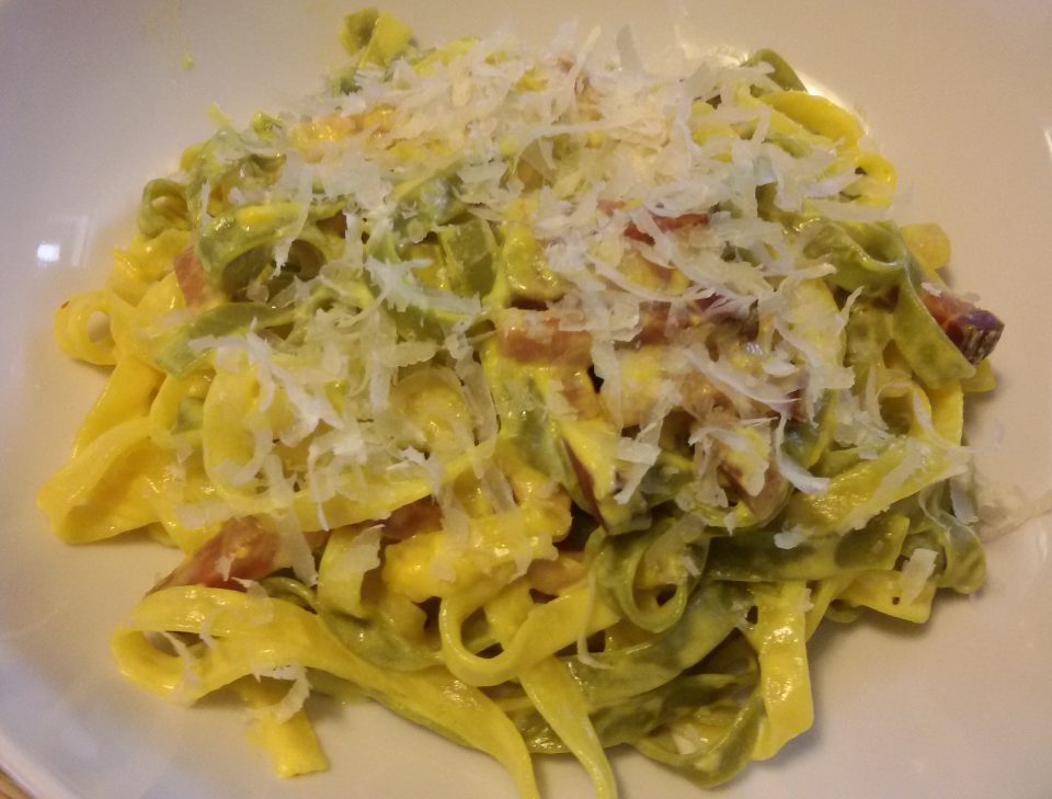 Tagliatelle paglia e fieno con speck e zafferano