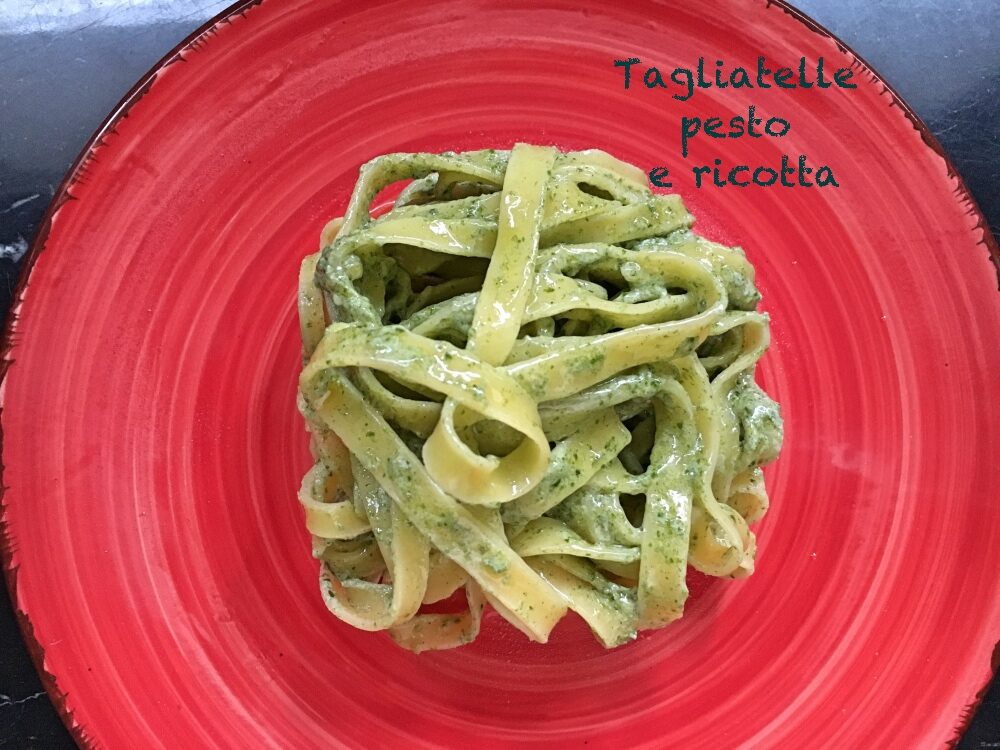 Tagliatelle pesto e ricotta per un pranzetto veloce