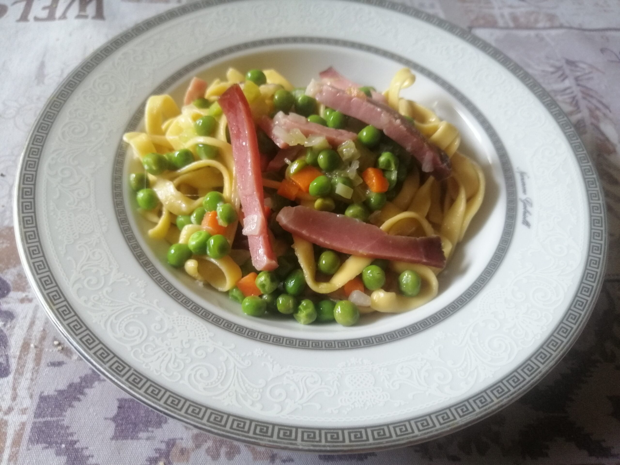 Tagliatelle piselli e speck