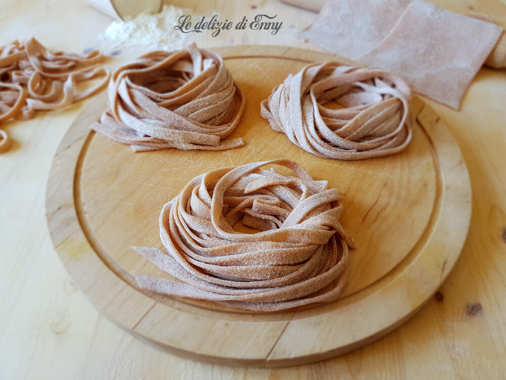 Tagliatelle rosse alla barbabietola