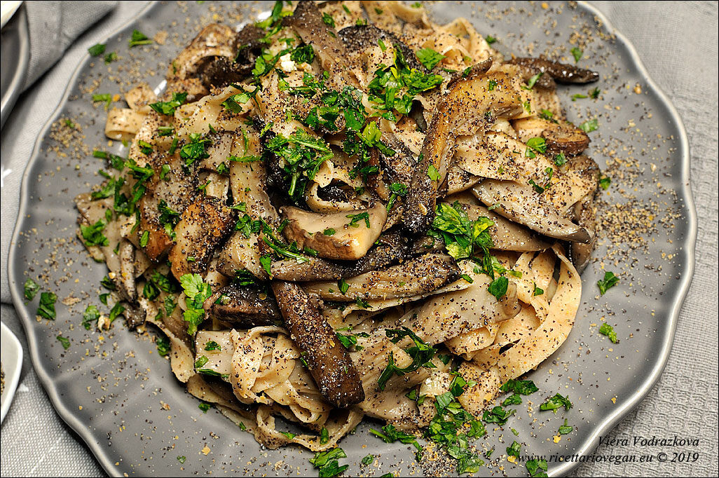Tagliatelle rustiche ai funghi e semi oleosi