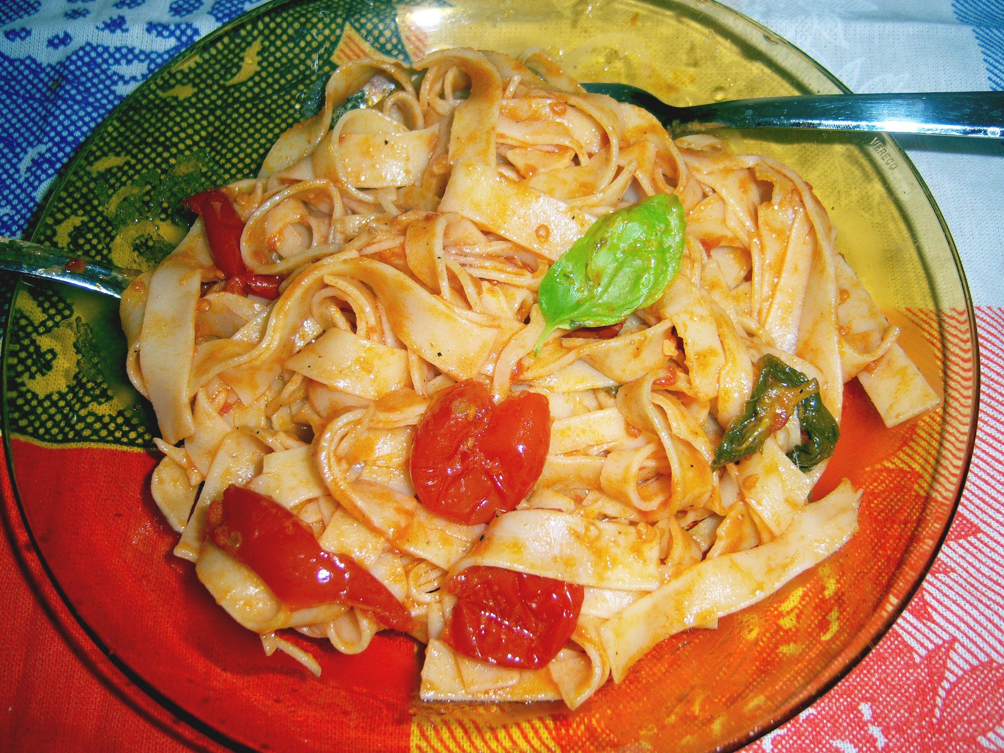 Tagliatelle salsa di pomodorini e acciughe