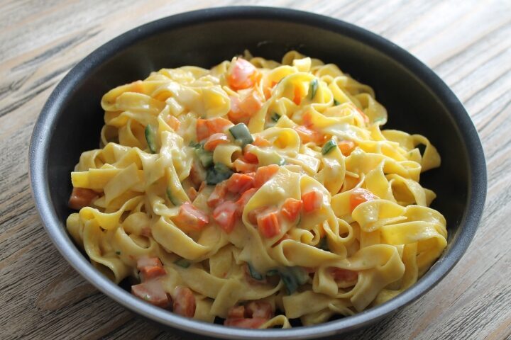 Tagliatelle saltate con besciamella di verdure