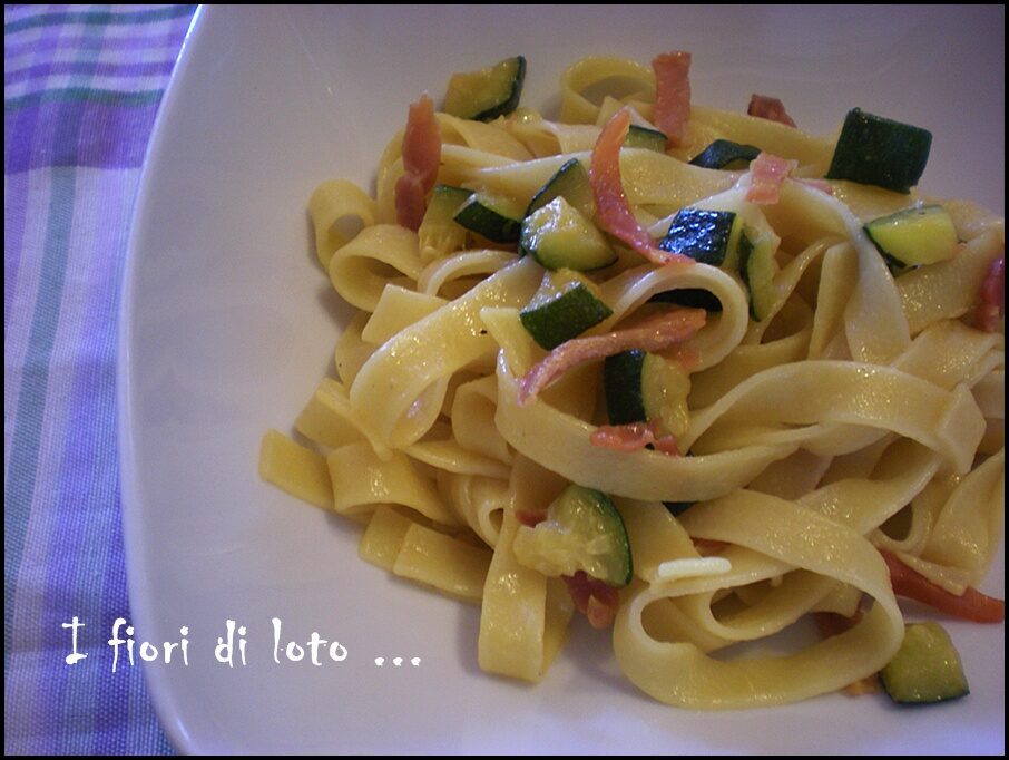 Tagliatelle speck zucchine e zafferano