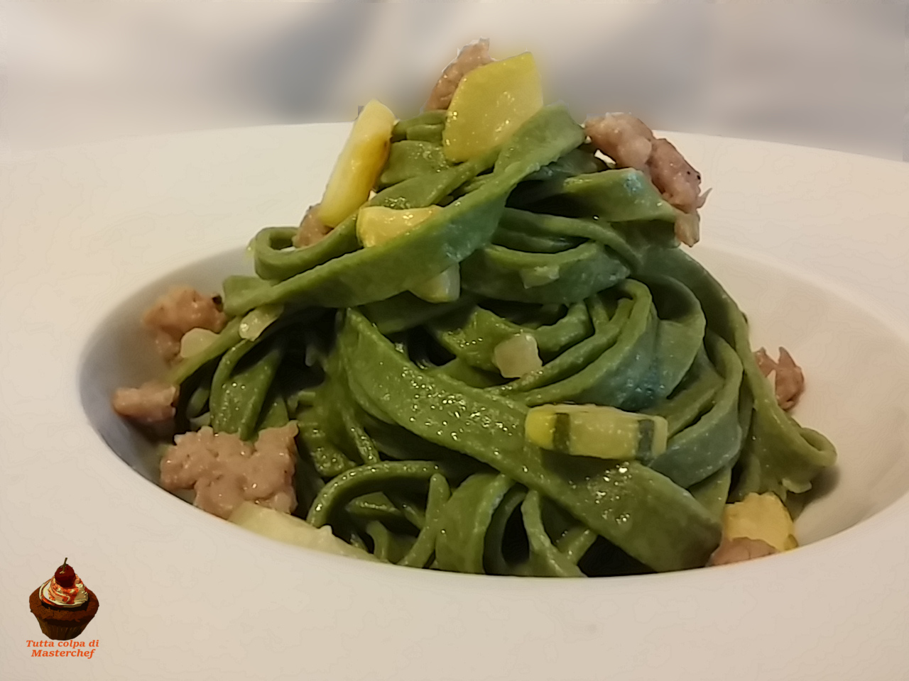 Tagliatelle verdi con zucchine e salsiccia