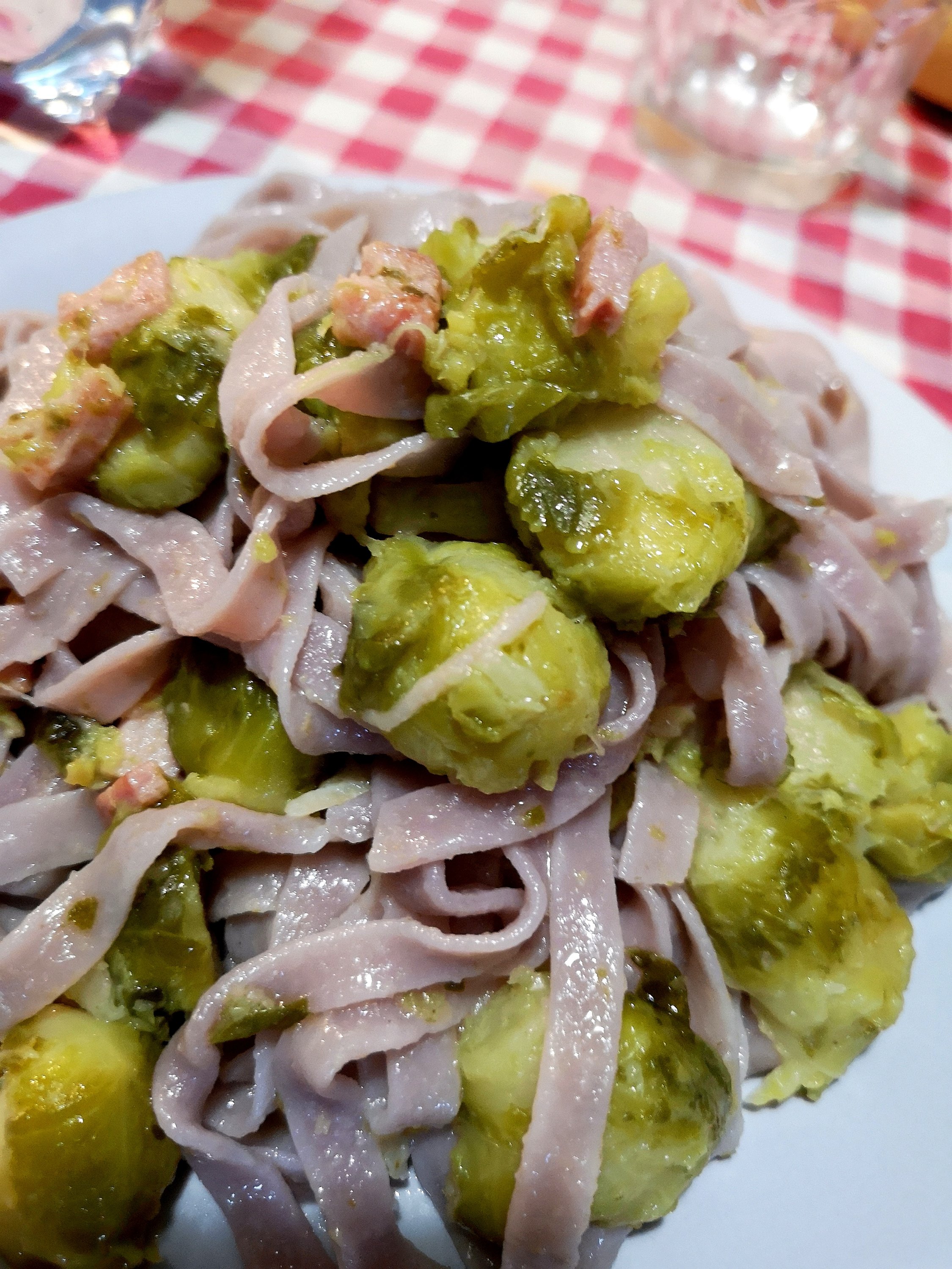 Tagliatelle viola ai broccoletti e prosciutto