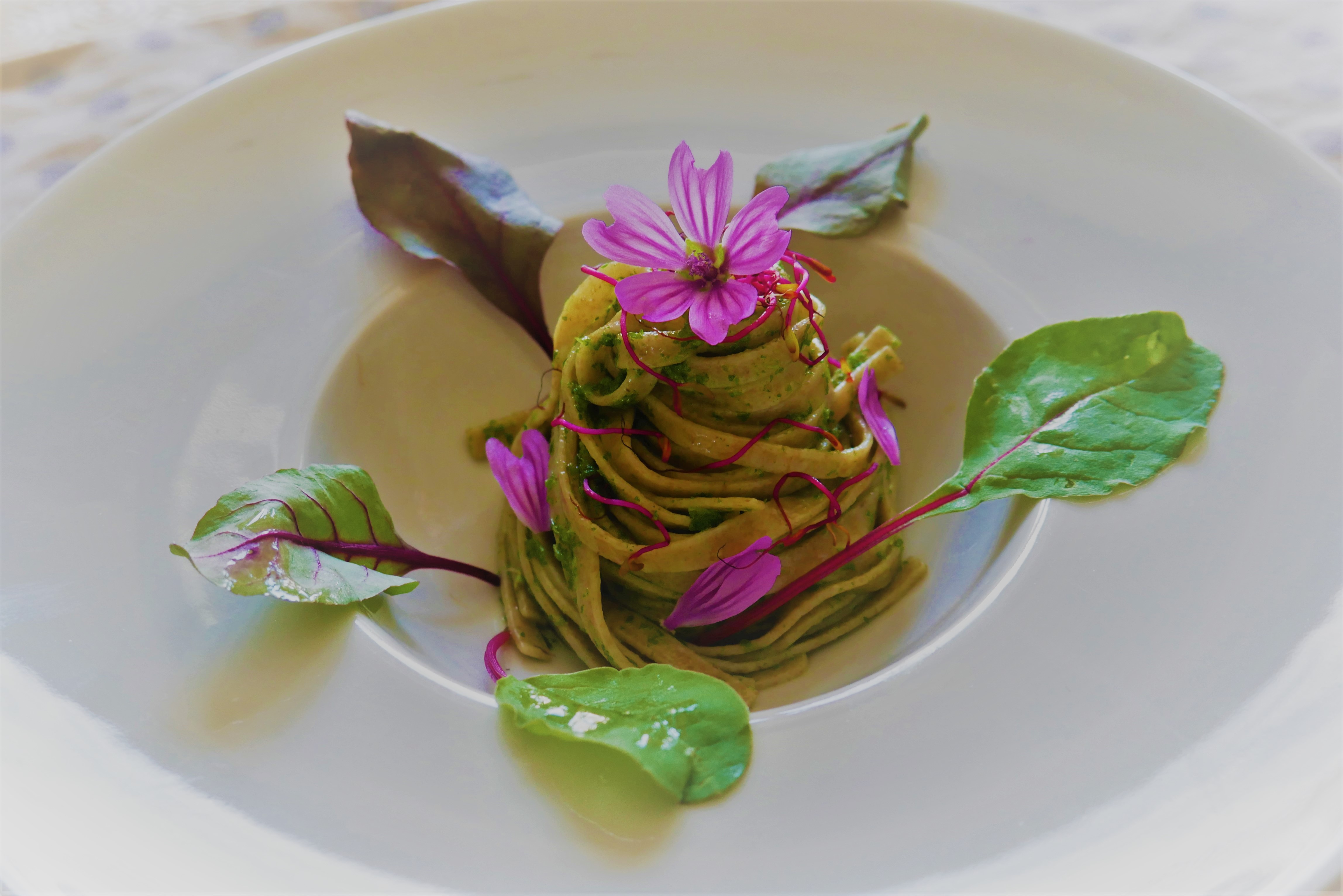 Tagliatelline di farro con pesto di aglio orsino e noci
