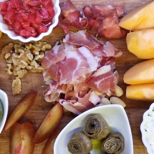 Tagliere misto di salumi, verdure, frutta fresca e secca