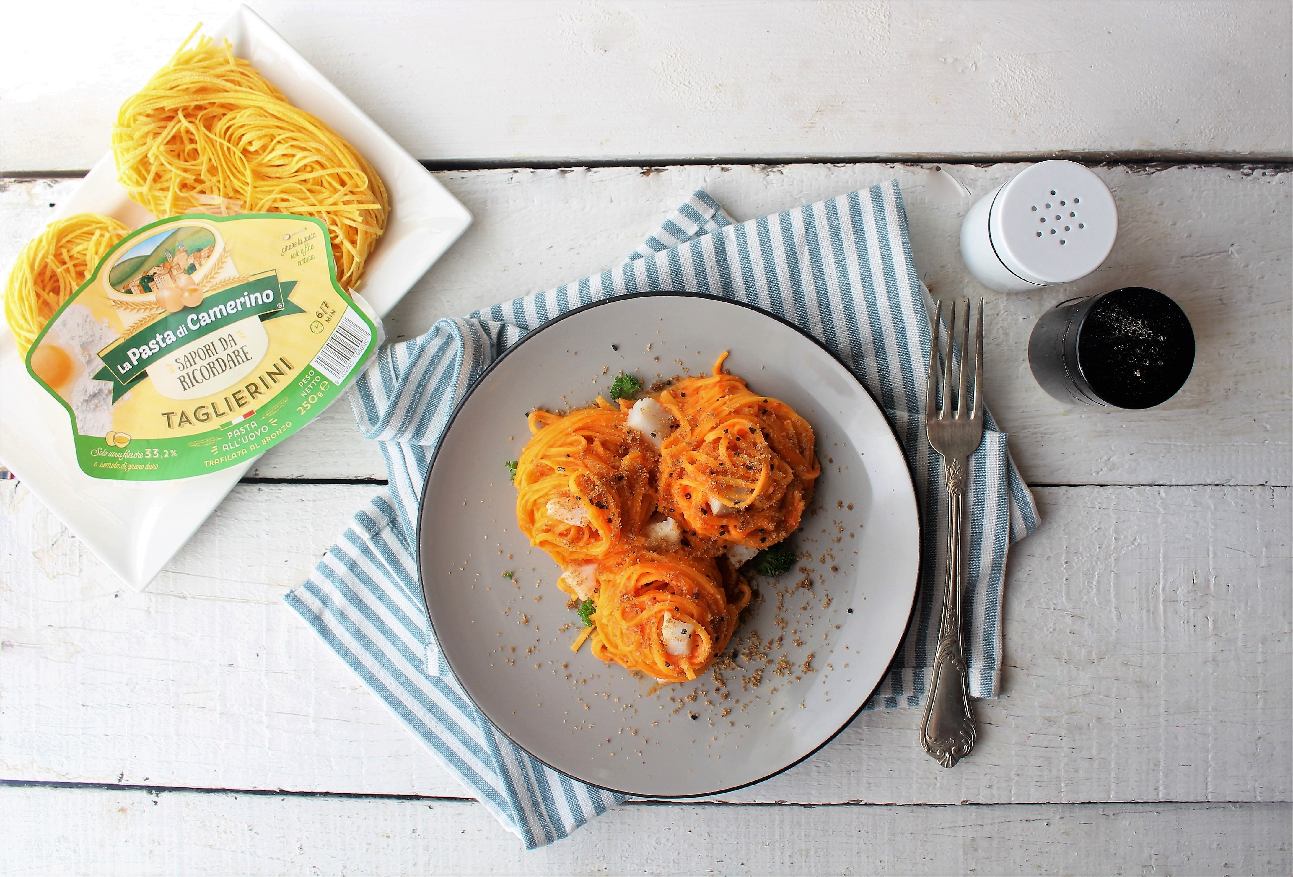 Taglierini in crema di peperoni, capesante e pane all’acciuga