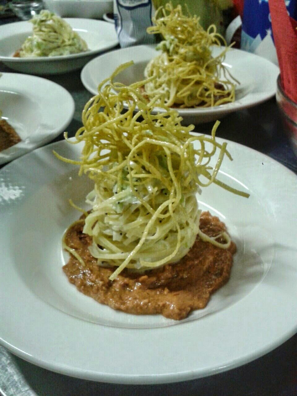 Tagliolini ai porri su pesto di pomodorini secchi