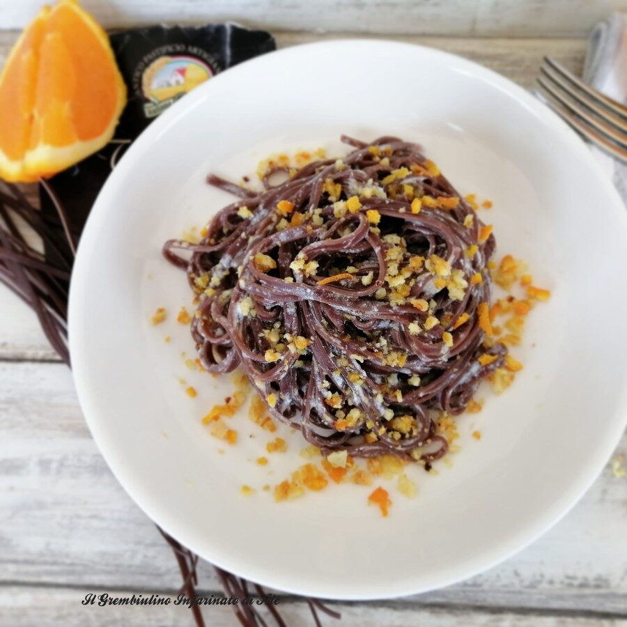 Tagliolini al cacao con ricotta , arancia e pecorino
