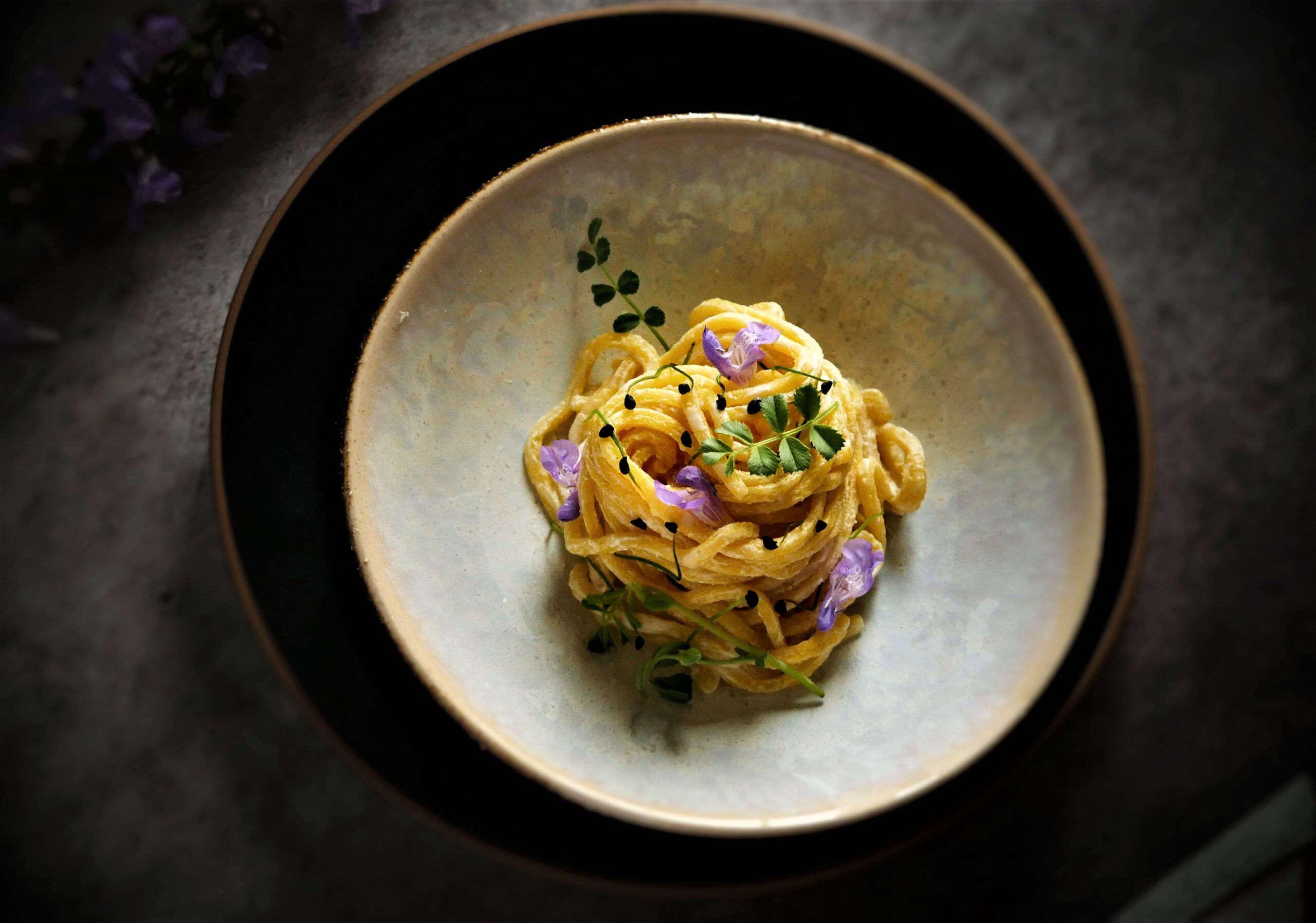 Tagliolini al caffè con panna e germogli di cipolla