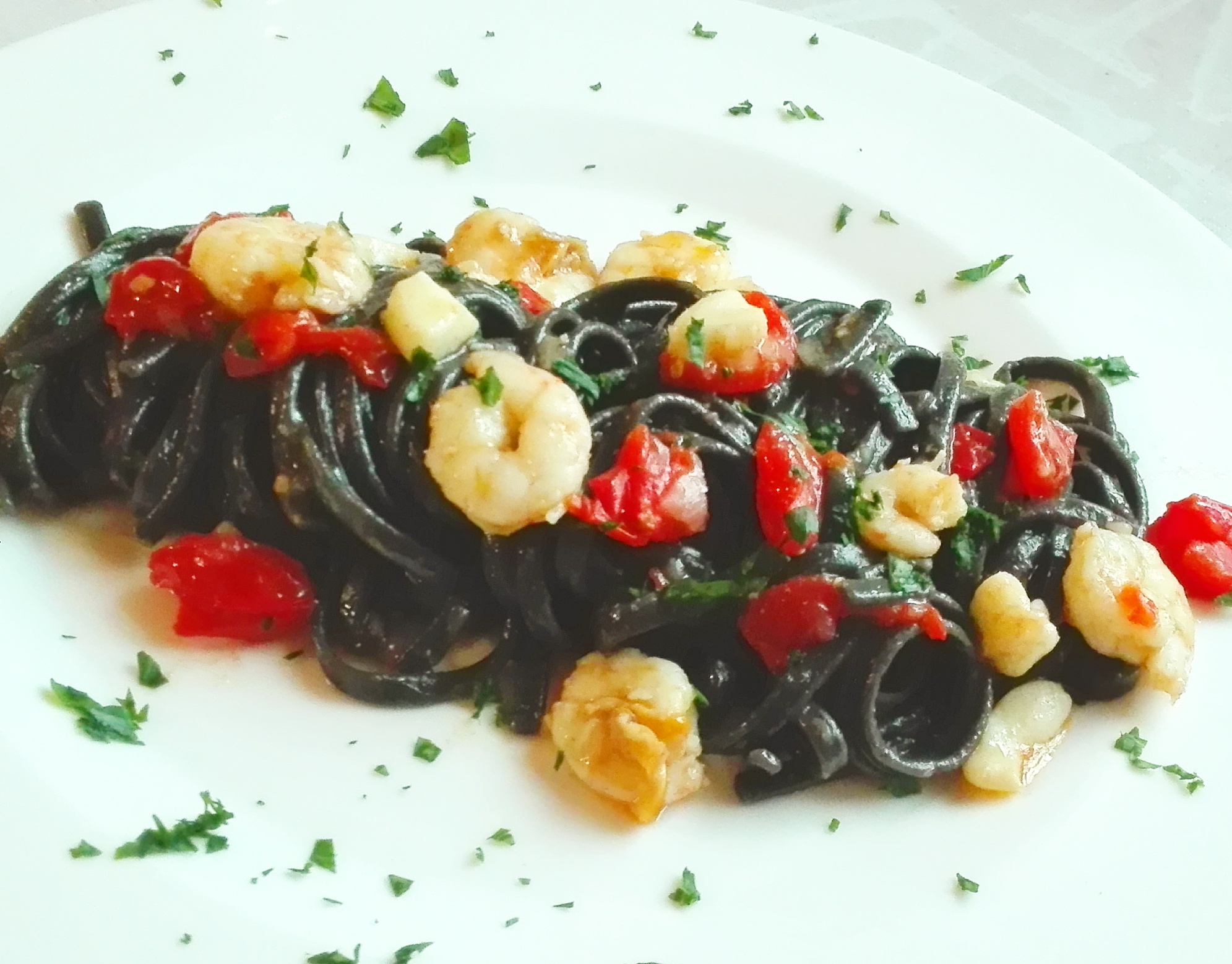 Tagliolini al nero di seppia con gamberetti