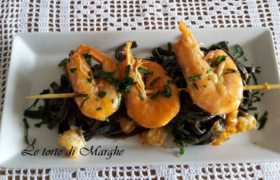 Tagliolini al nero di seppia con gamberi