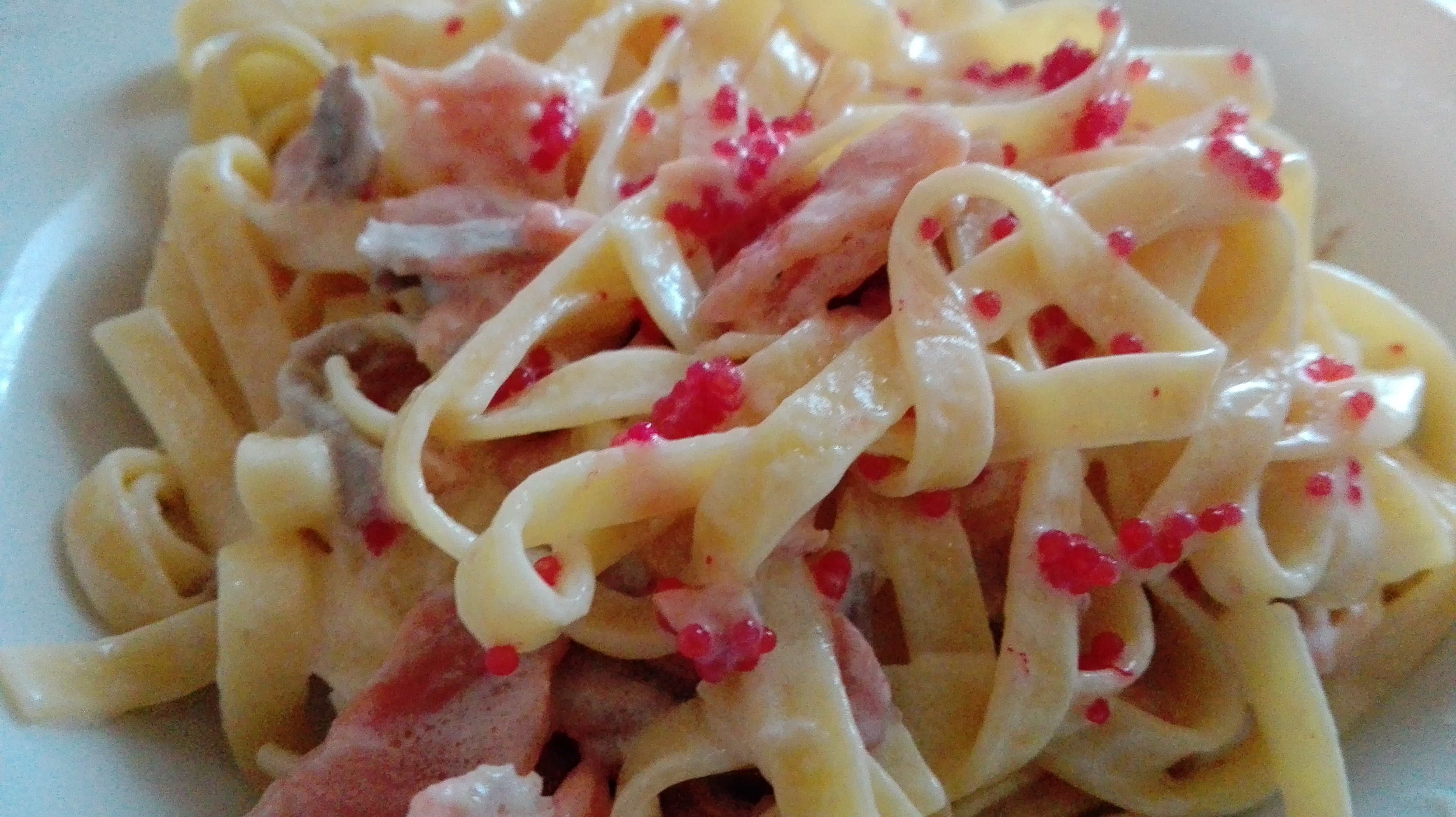 Tagliolini al salmone affumicato e uova di lompo