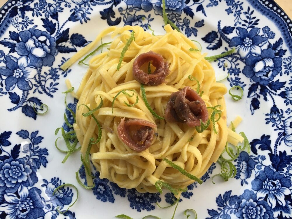 Tagliolini alici e lime: un primo facilissimo!
