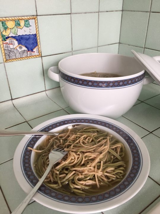Tagliolini alle ortiche e al kamut con brodo vegetale
