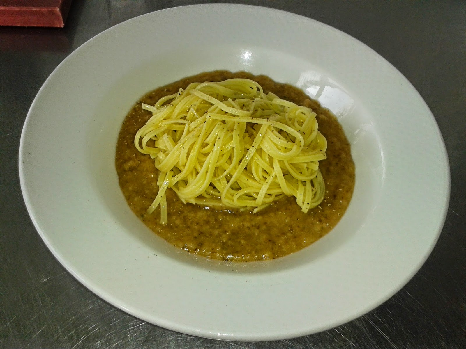 Tagliolini all’uovo adagiati su crema di ceci