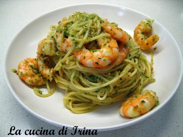 Tagliolini con gamberetti e pesto di prezzemolo