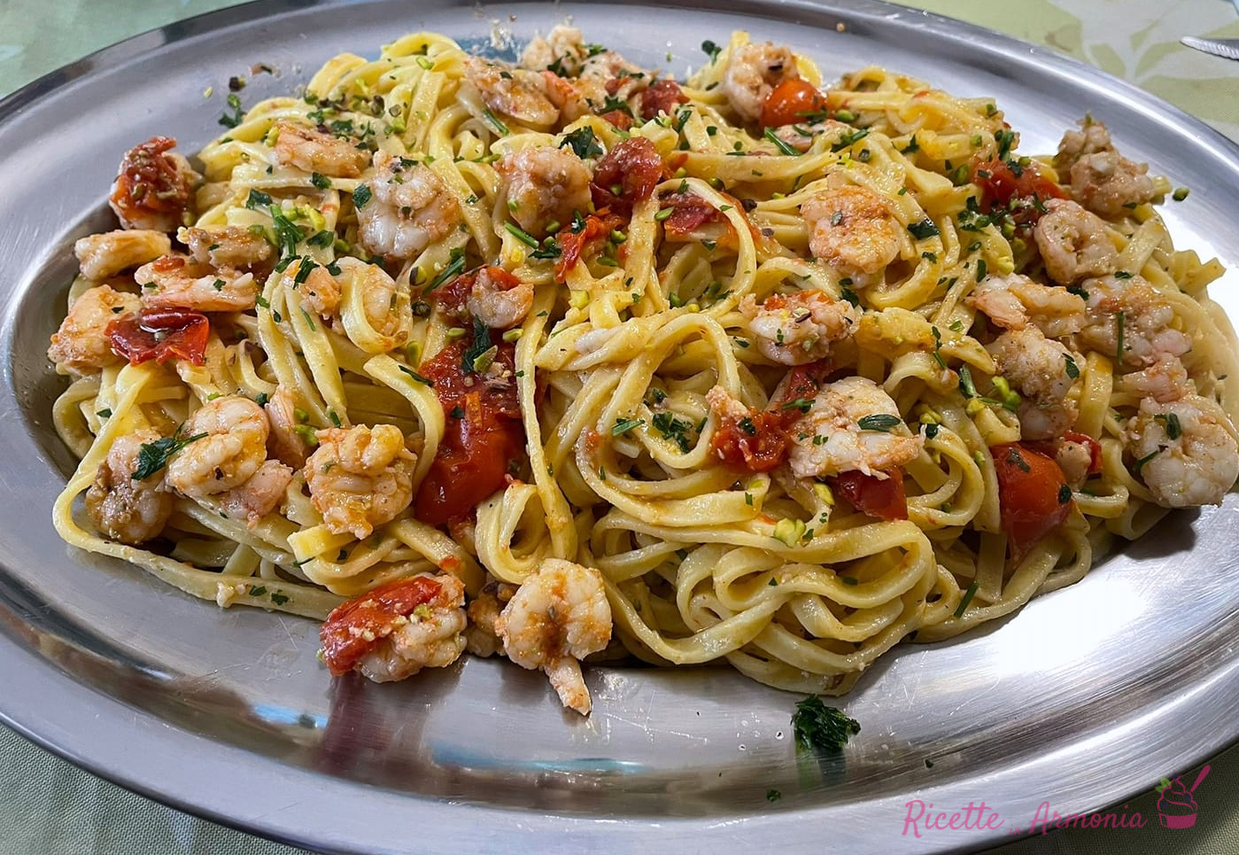 Tagliolini con gamberetti pomodorini e pistacchio