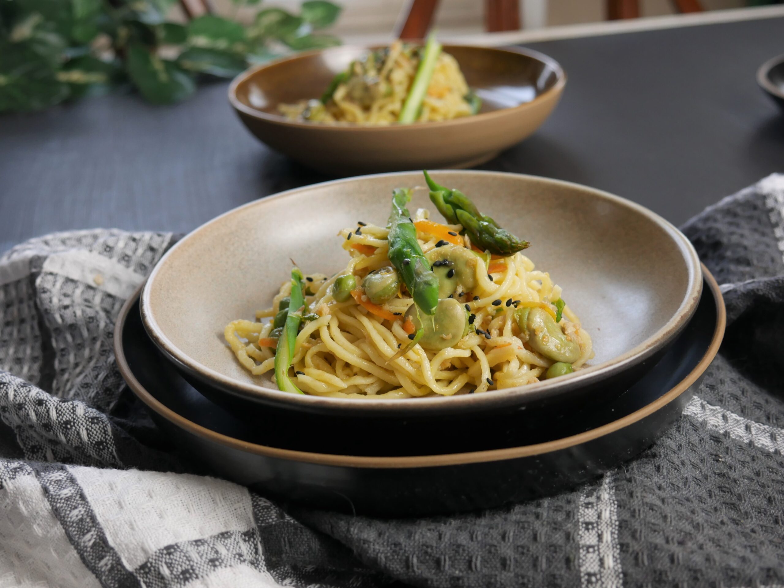 Tagliolini con ragù bianco con carota sedano porro, piselli, fave e asparagi