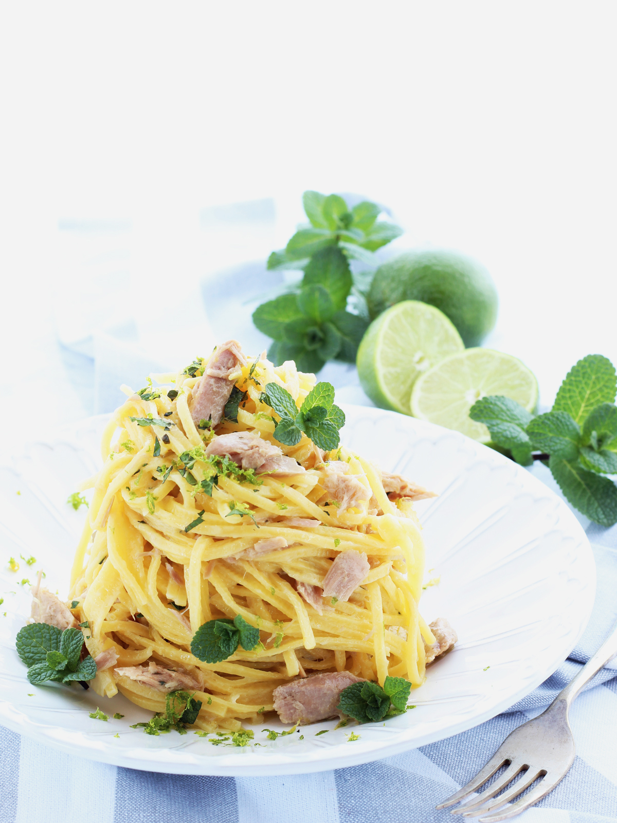 Tagliolini con ventresca di tonno, lime e menta