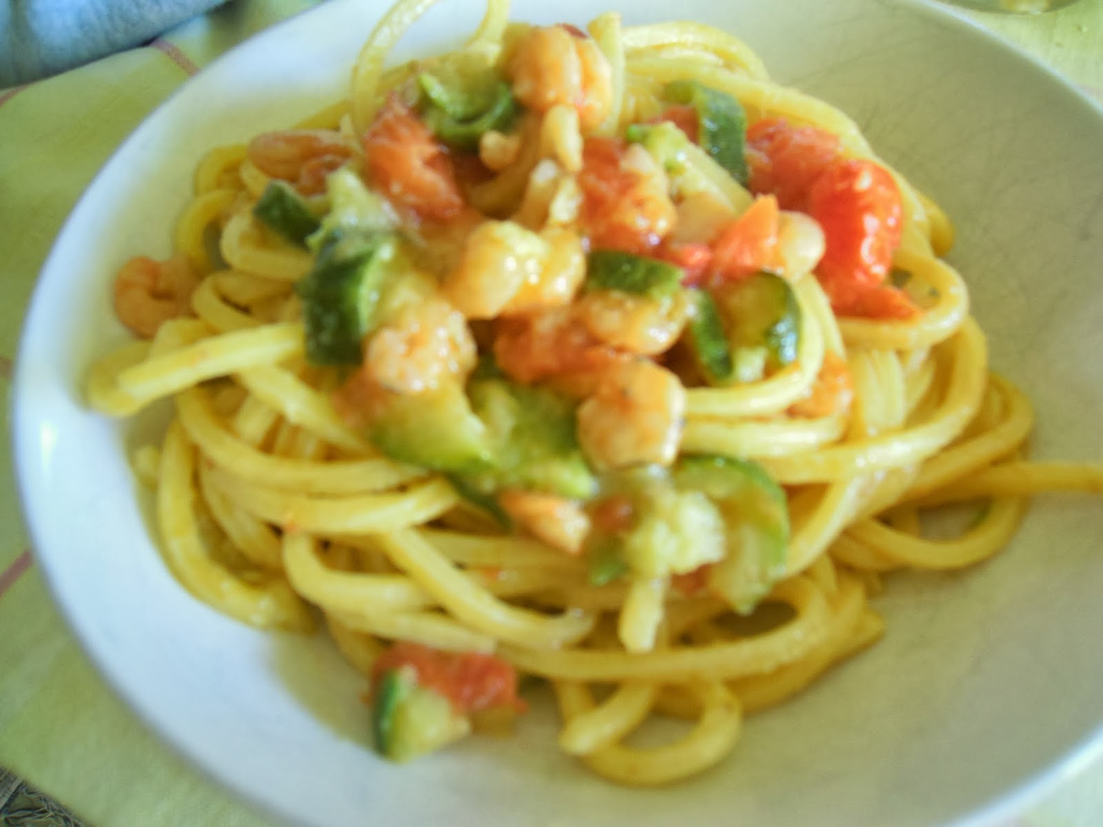 Tagliolini con zucchine,gamberetti e pachino