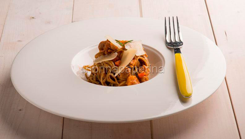 Tagliolini di canapa con anatra e vellutata di pomodori arrosto