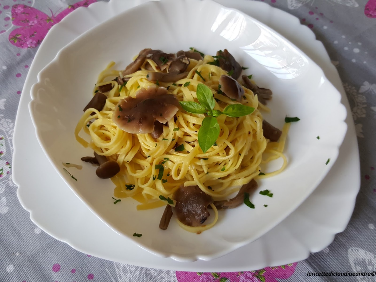 Tagliolini freschi con funghi famigliole