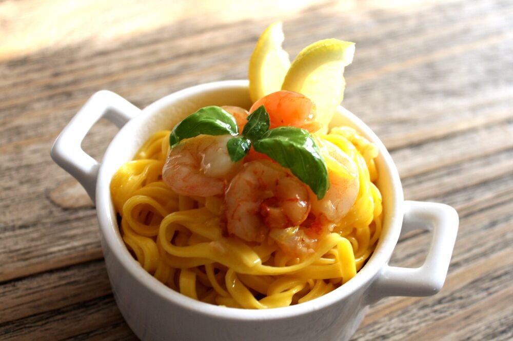 Tagliolini gamberetti e agrumi. colore e sapore a tavola!