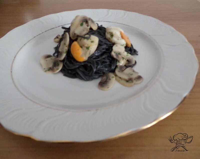 Tagliolini neri con capesante e funghi