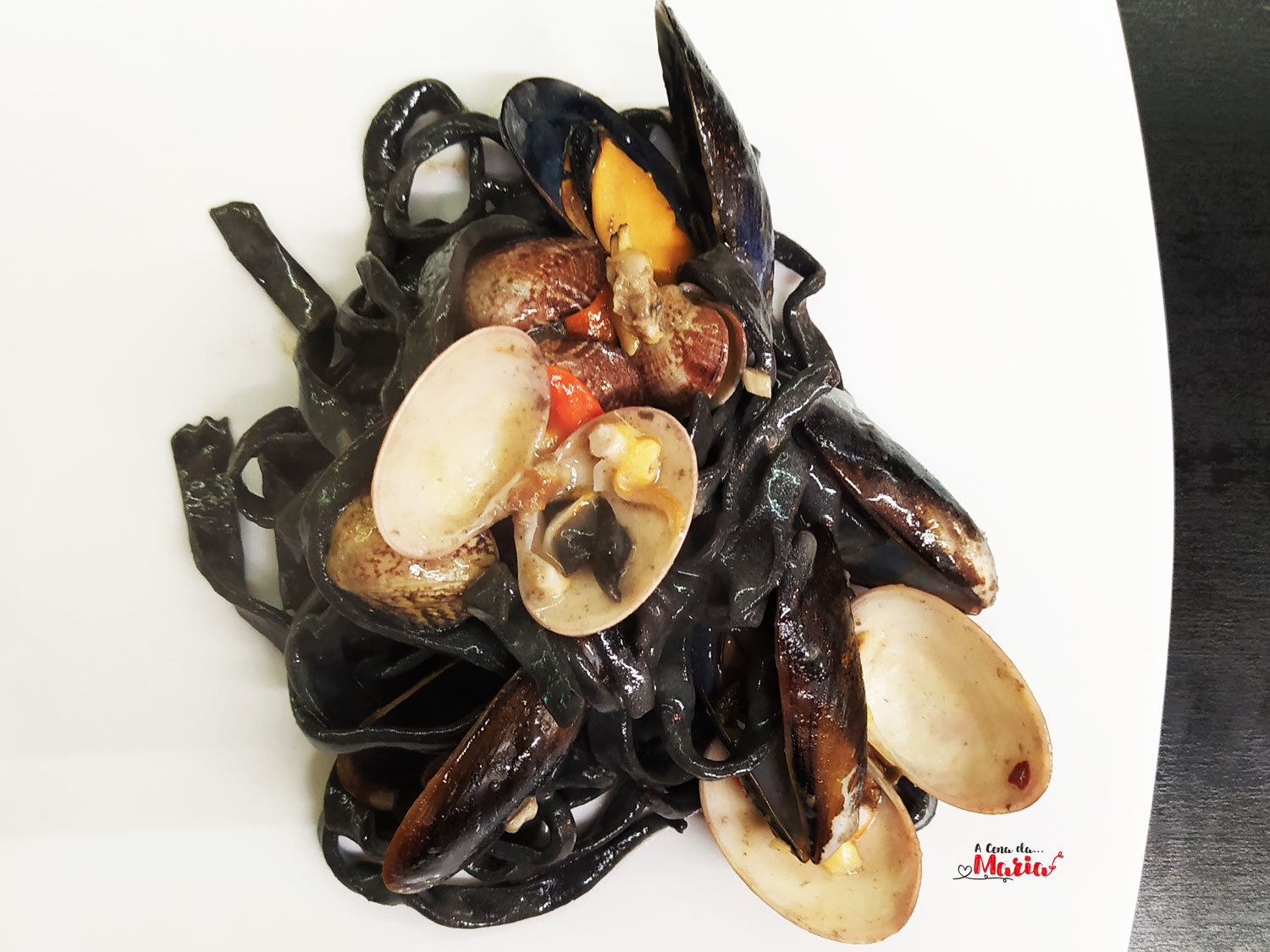 Tagliolini neri con cozze, vongole e fasolari