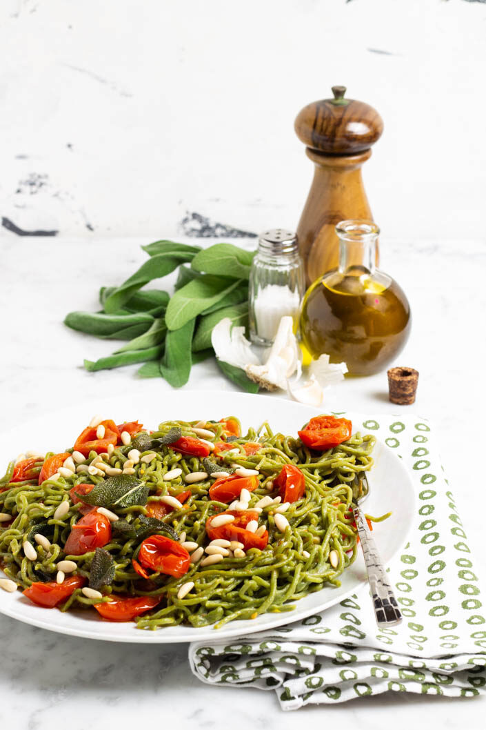 Tagliolini verdi con pomodorini e pinoli
