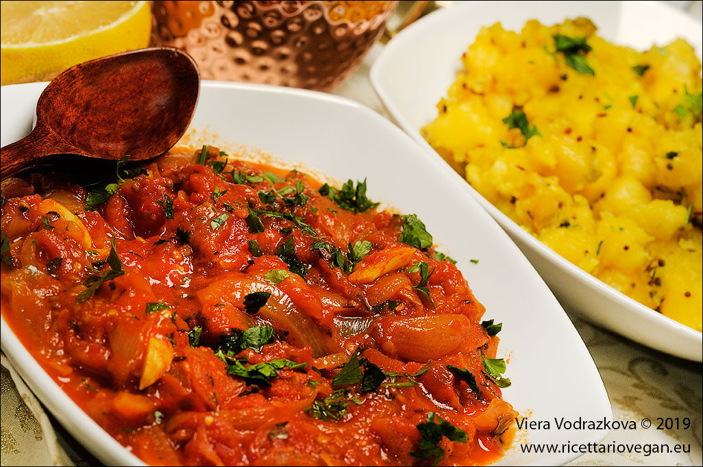 Tamatar pyaz ki sabzi con aloo masala