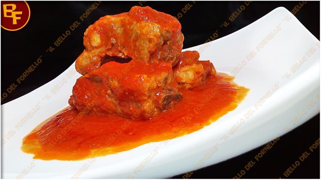 Tarachelle (costine) di maiale con salsa di pomodoro
