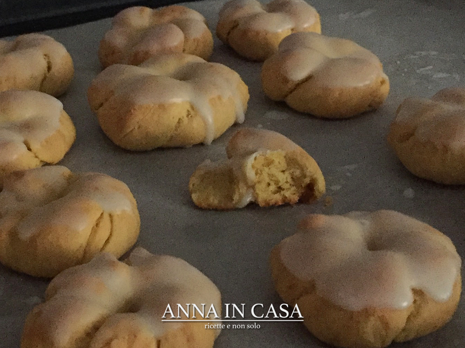 Taralli intrecciati con glassa