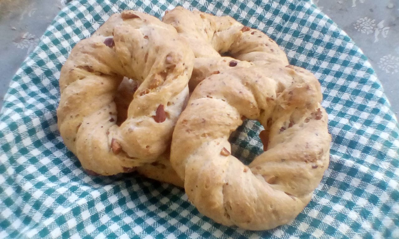 Taralli sugna e pepe con le mandorle