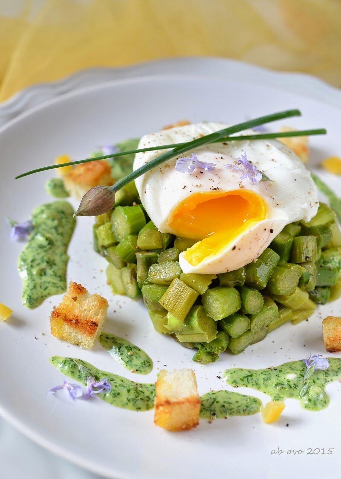 Tartare di asparagi con uovo in camicia, salsa al crescione e pane croccante